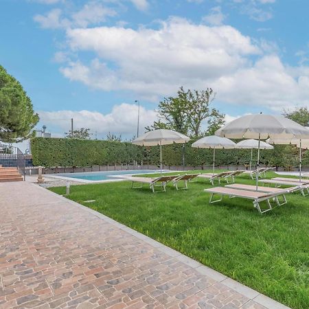 -Free Pool And Parking- Garda House Apartments 卡斯特努沃德加尔达 外观 照片
