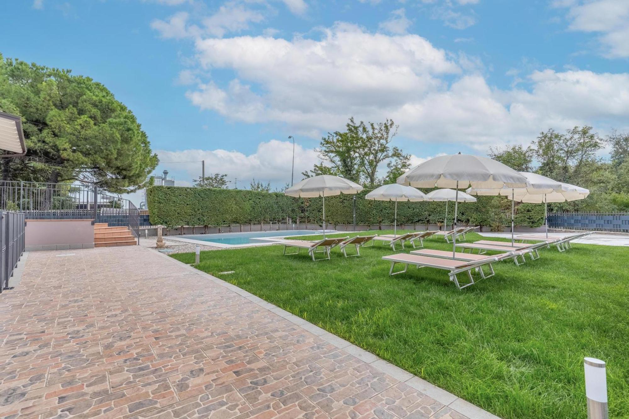 -Free Pool And Parking- Garda House Apartments 卡斯特努沃德加尔达 外观 照片