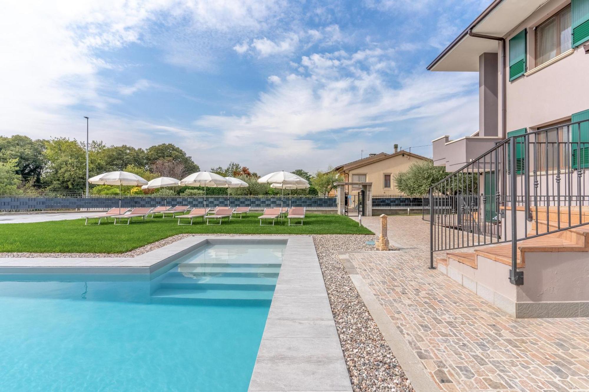 -Free Pool And Parking- Garda House Apartments 卡斯特努沃德加尔达 外观 照片