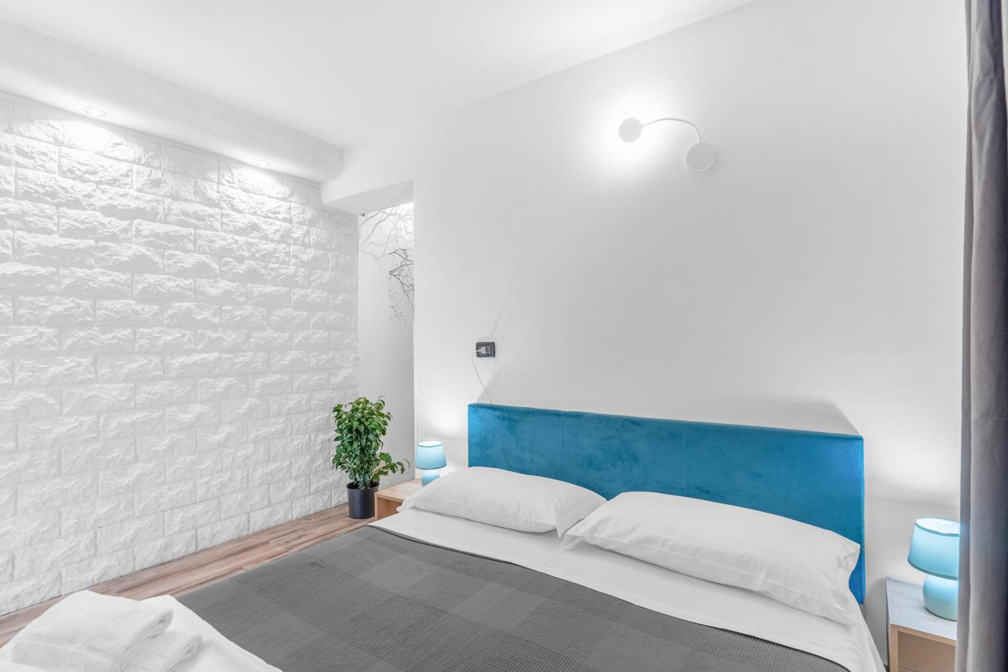 -Free Pool And Parking- Garda House Apartments 卡斯特努沃德加尔达 外观 照片
