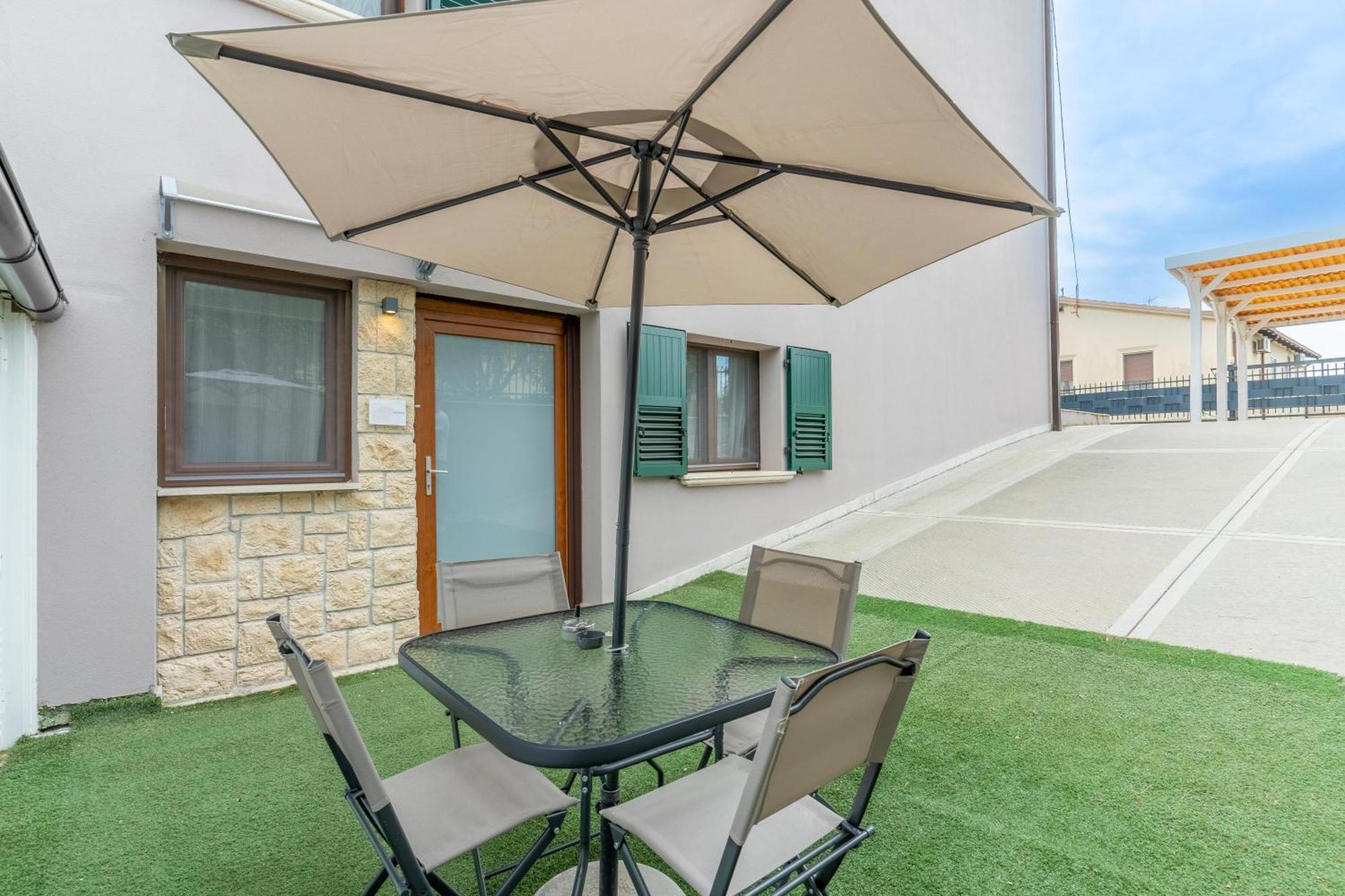 -Free Pool And Parking- Garda House Apartments 卡斯特努沃德加尔达 外观 照片