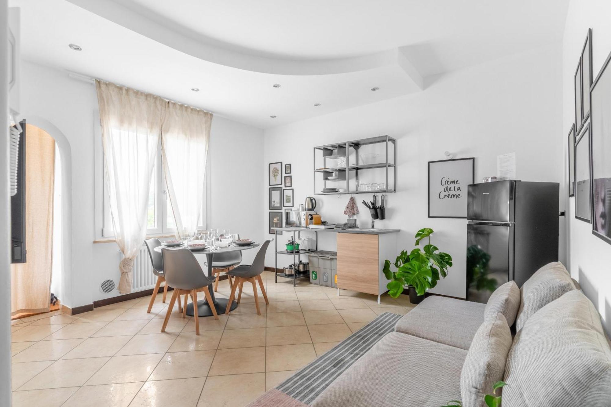 -Free Pool And Parking- Garda House Apartments 卡斯特努沃德加尔达 外观 照片