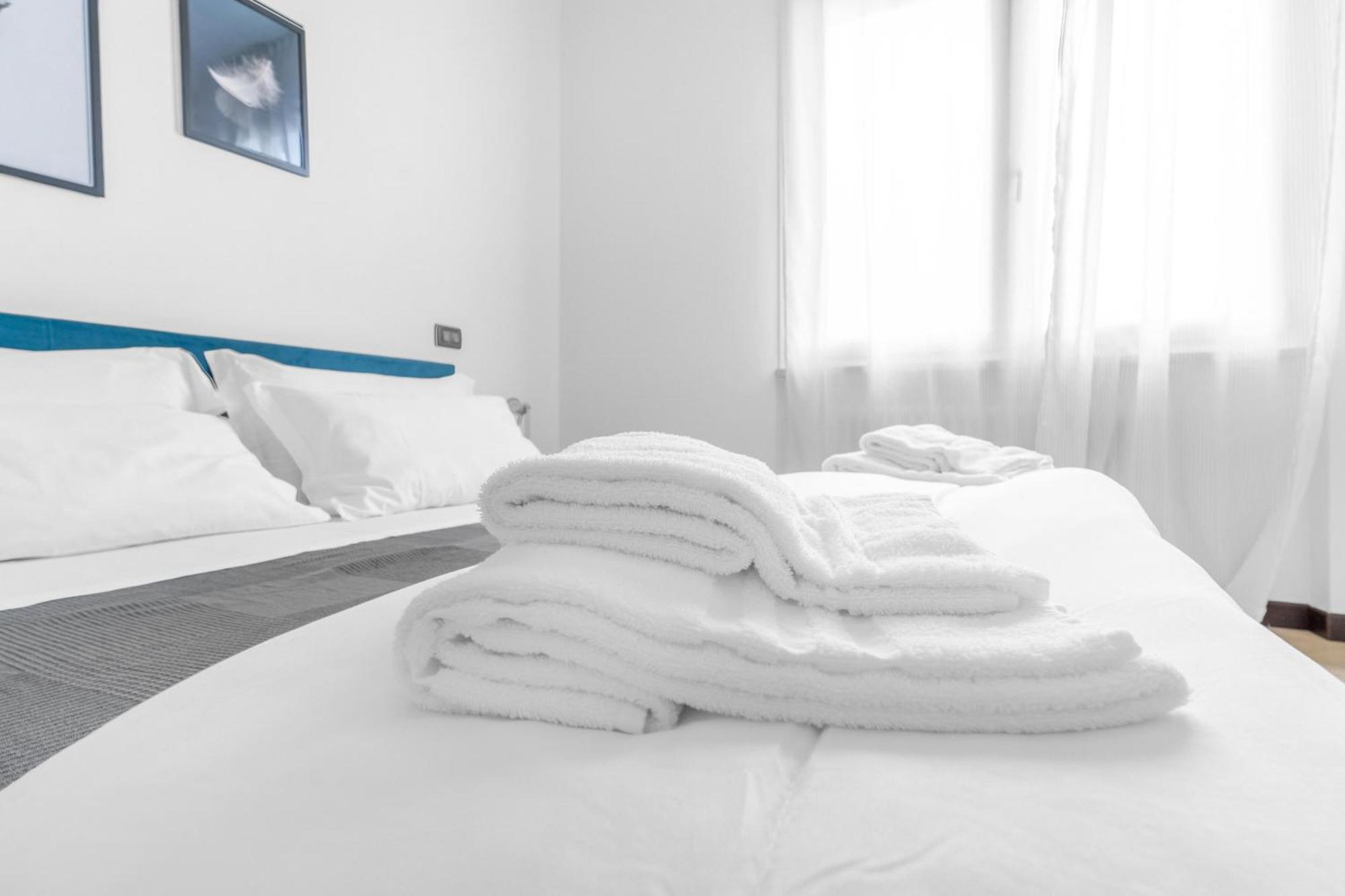 -Free Pool And Parking- Garda House Apartments 卡斯特努沃德加尔达 外观 照片