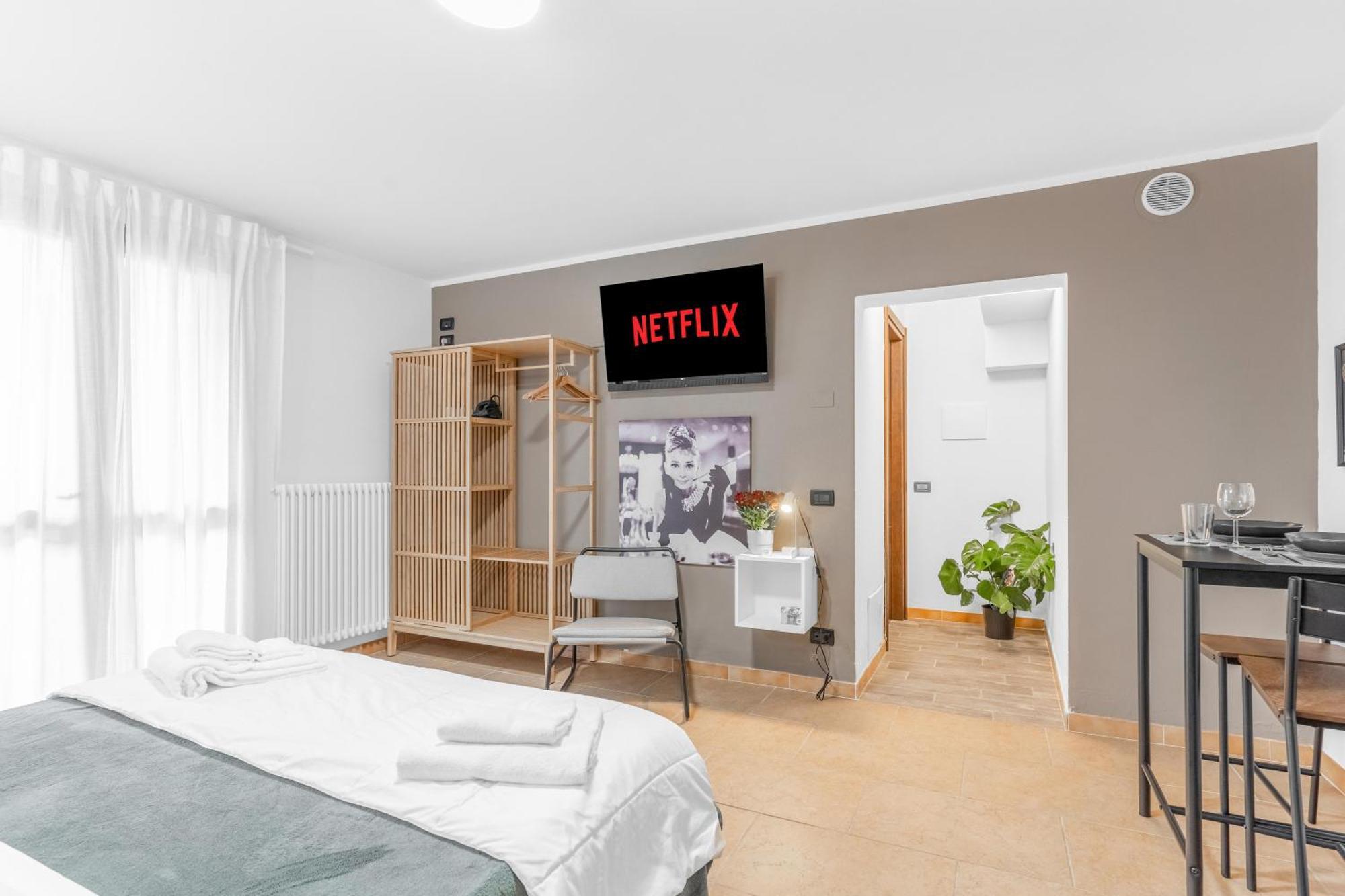 -Free Pool And Parking- Garda House Apartments 卡斯特努沃德加尔达 外观 照片