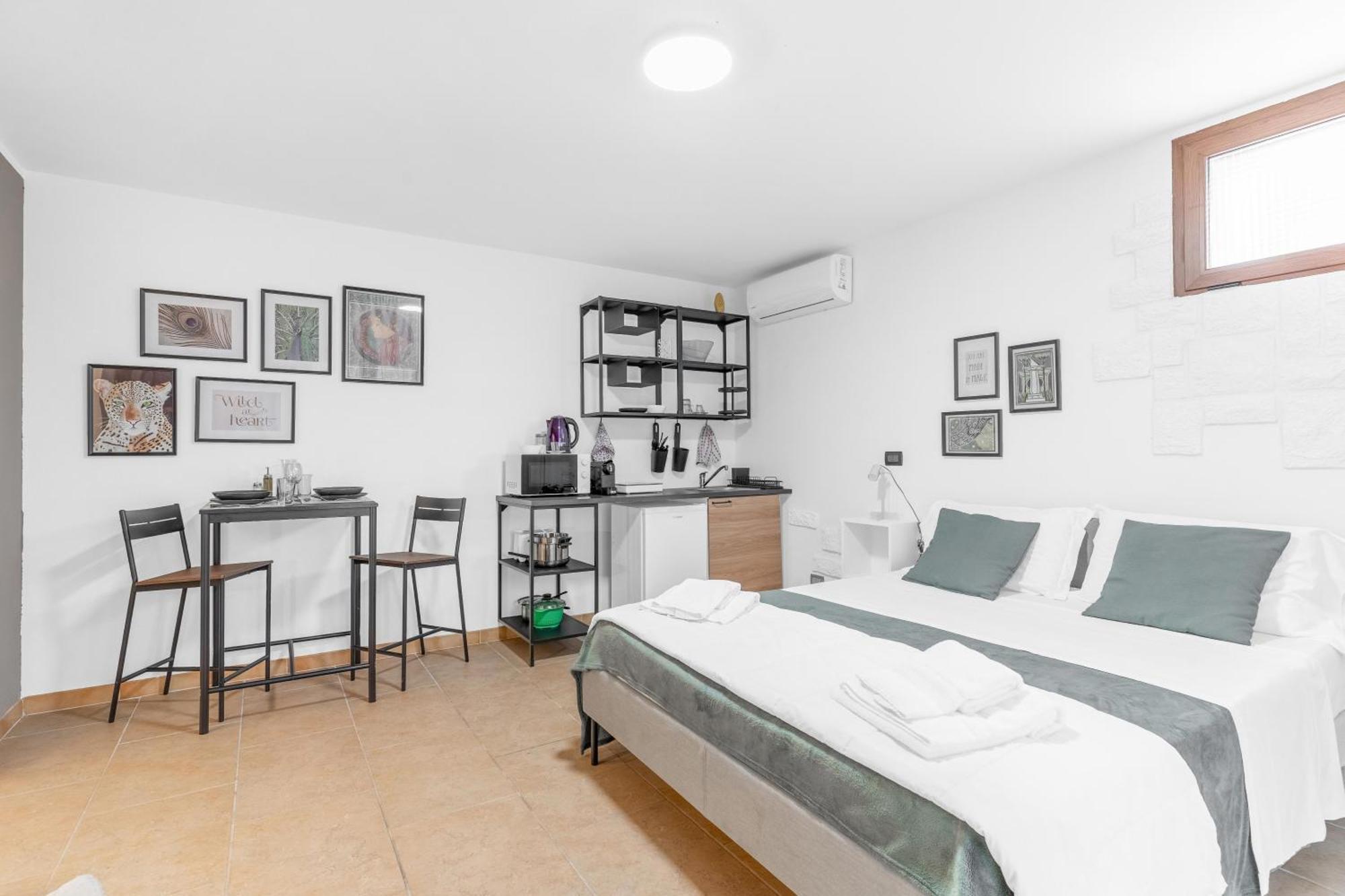 -Free Pool And Parking- Garda House Apartments 卡斯特努沃德加尔达 外观 照片